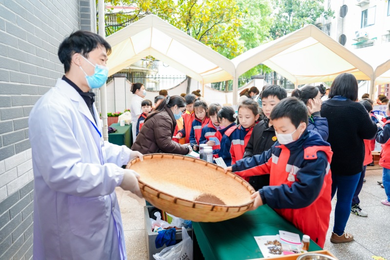 孩子体验水泛丸制作。受访单位供图