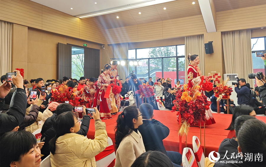 新人攜手登上禮台。人民網記者 劉賓攝