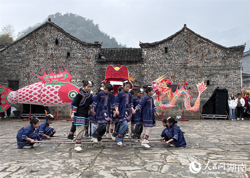 非遗展演，现场气氛热烈。人民网记者 吴茜薇摄