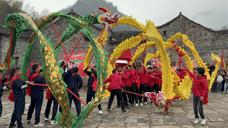 锣鼓喧天，村民共庆佳节。全子玉摄