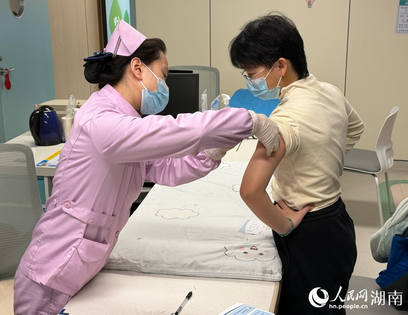 女孩正进行HPV疫苗接种。人民网记者 林洛頫摄