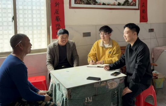 核查組入戶走訪，與村民面對面交流，細致了解改廁勞務費情況，精准收集問題線索。受訪單位供圖