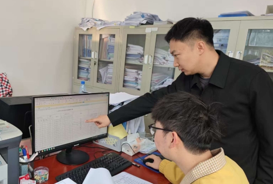 核查組梳理資金台賬，核查組工作人員對照惠民資金台賬，仔細核對施工協議、轉賬記錄等証據材料，固定截留勞務費的完整証據鏈。受訪單位供圖