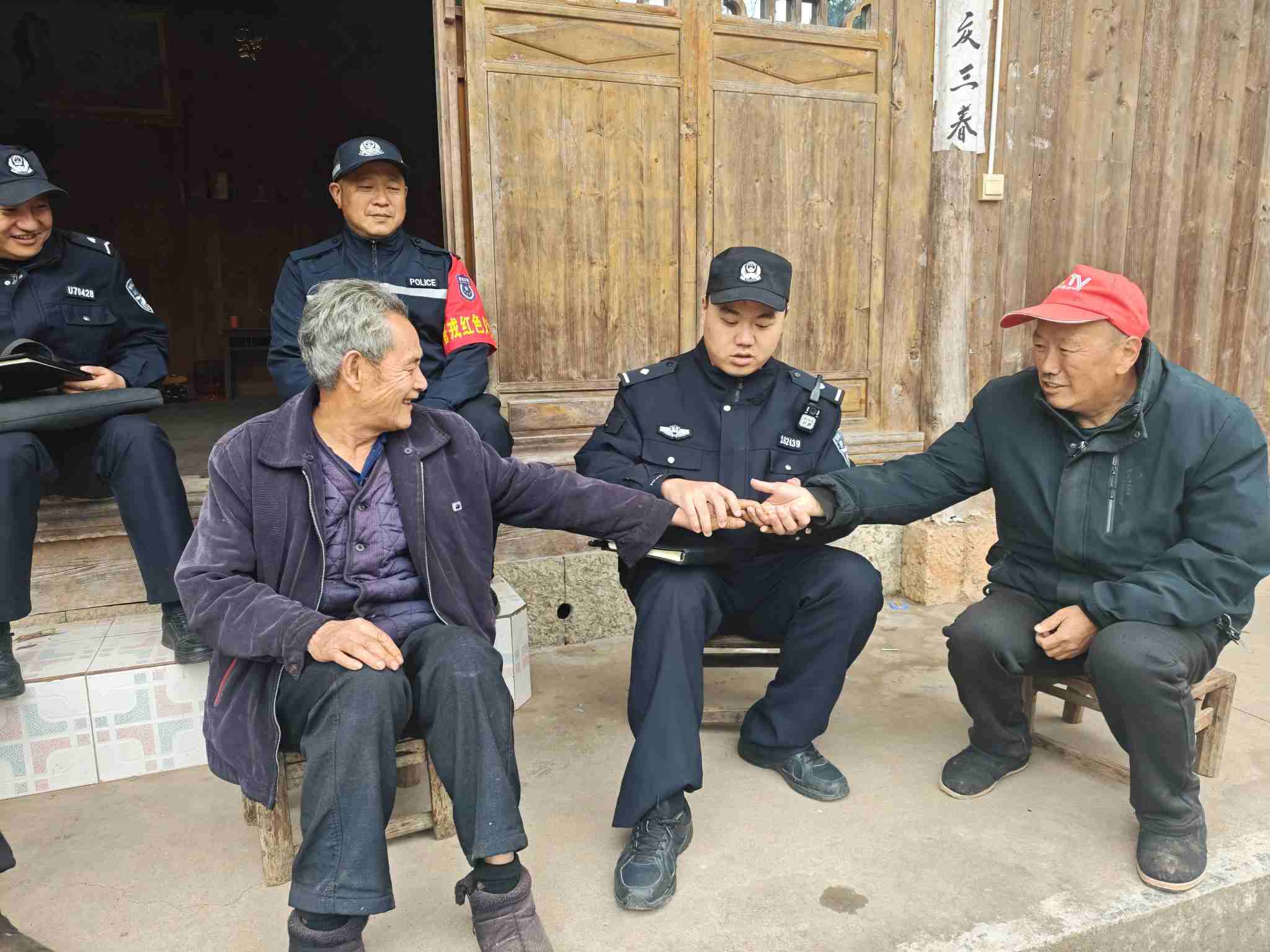 （普戎派出所依托“一警三長一隊”警務模式調解鄰裡糾紛）單位供圖