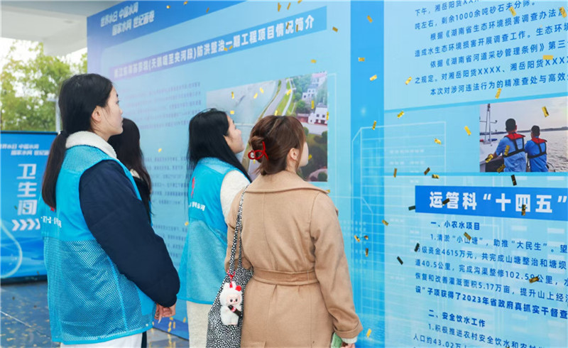 群众学习涉水法律法规。受访单位供图