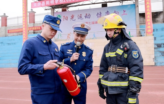 縣消防大隊在陽明學校開展“開學第一課活動” 。趙李明攝