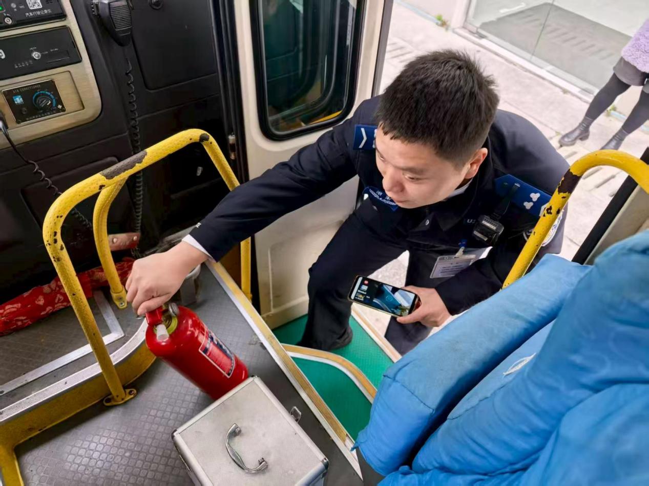 工作人员对每一辆参检校车进行细致“体检”(单位供图)