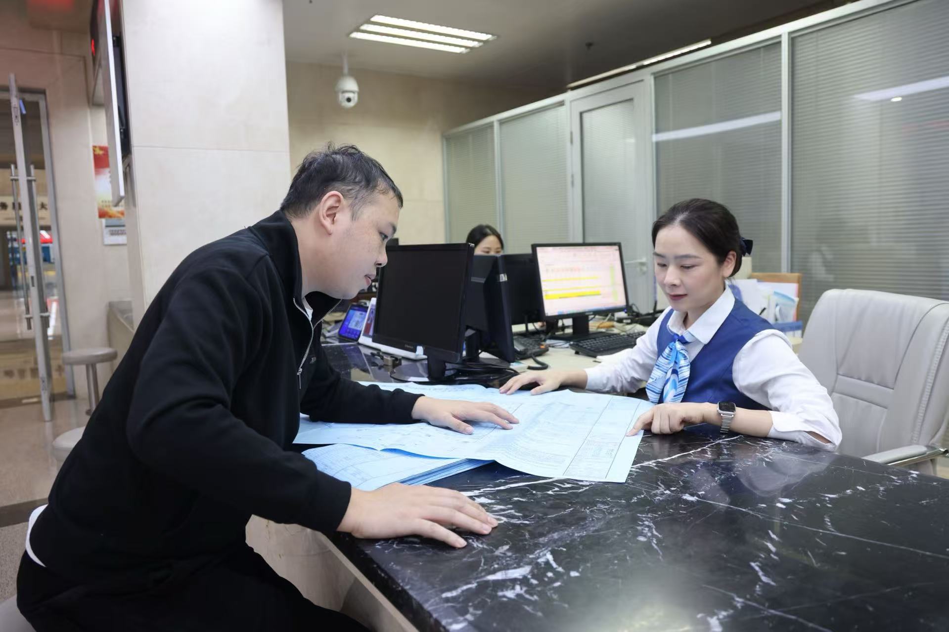 望城经开区工作人员为园区企业提供项目建设审批服务。受访单位供图