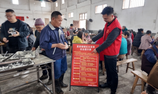网格员现场宣讲安全提示。饶家佳摄