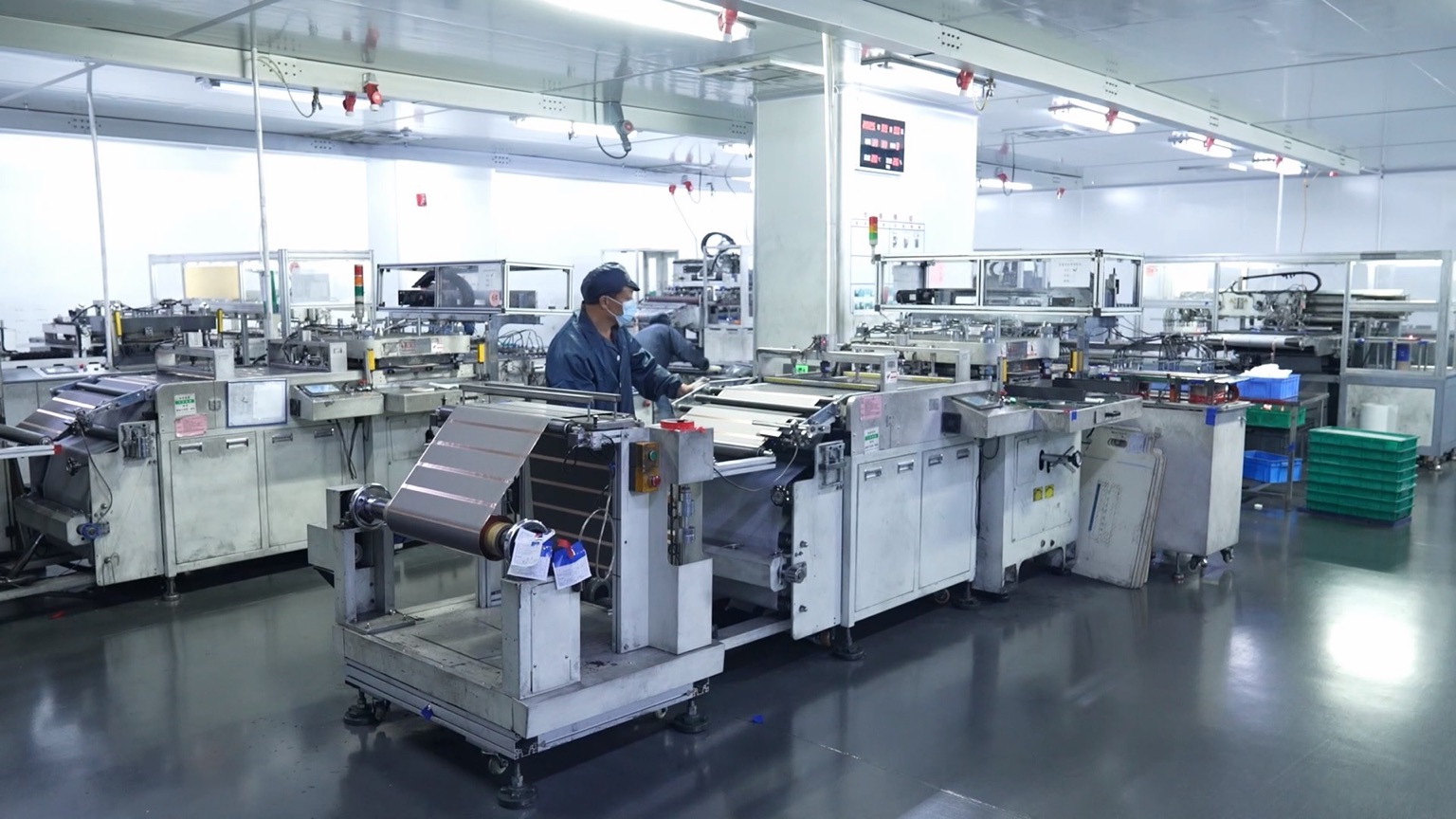 湖南久森新能源有限公司的工人正在趕制訂單。受訪單位供圖