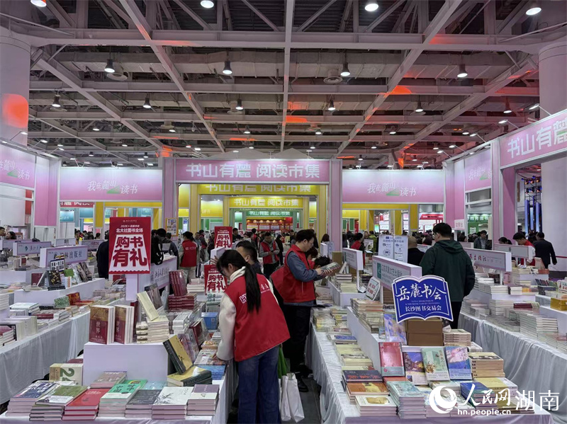 众多市民前来采购。人民网记者 吴茜薇摄