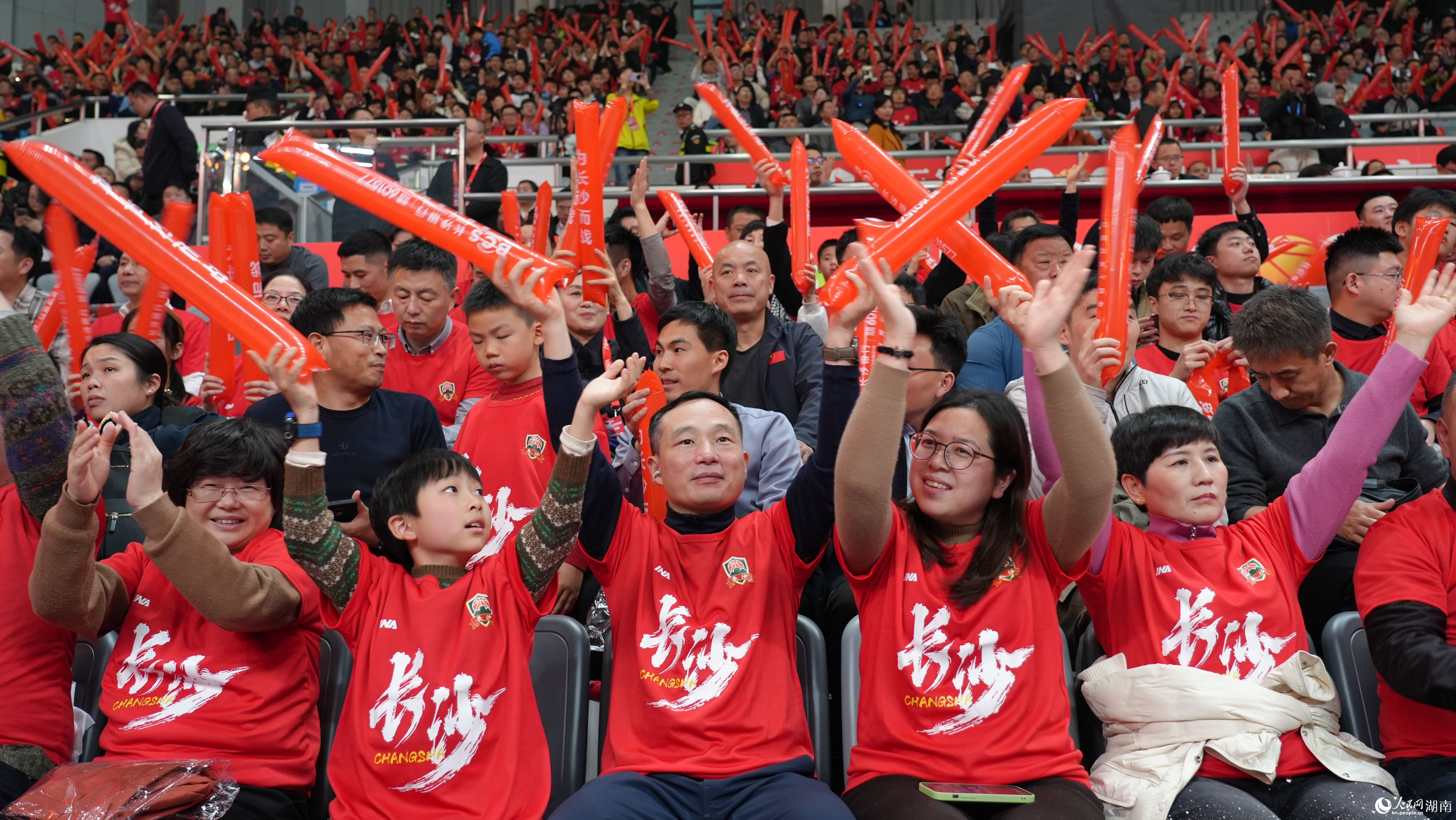 观众欢呼呐喊。人民网记者 吴茜薇摄