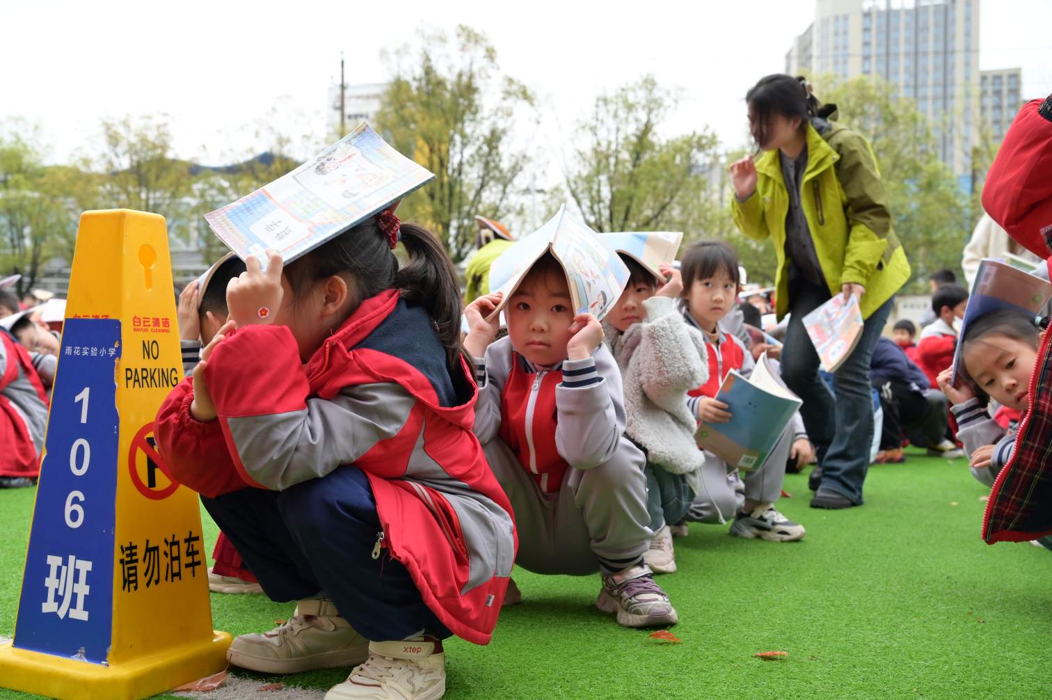 雨花实验小学全校师生快速有序疏散至安全区域。单位供图