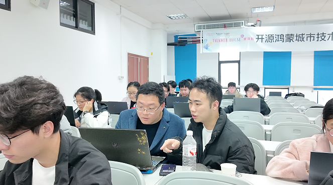 黑客鬆AI編程挑戰賽開發現場。受訪單位供圖