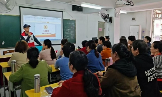 参训学员在学习应急救护知识。新田县人社局供图
