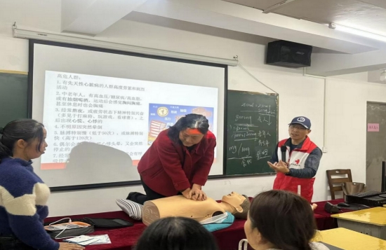 参训学员现场实操演练,掌握“黄金4分钟”应急救援技能。新田县人社局供图