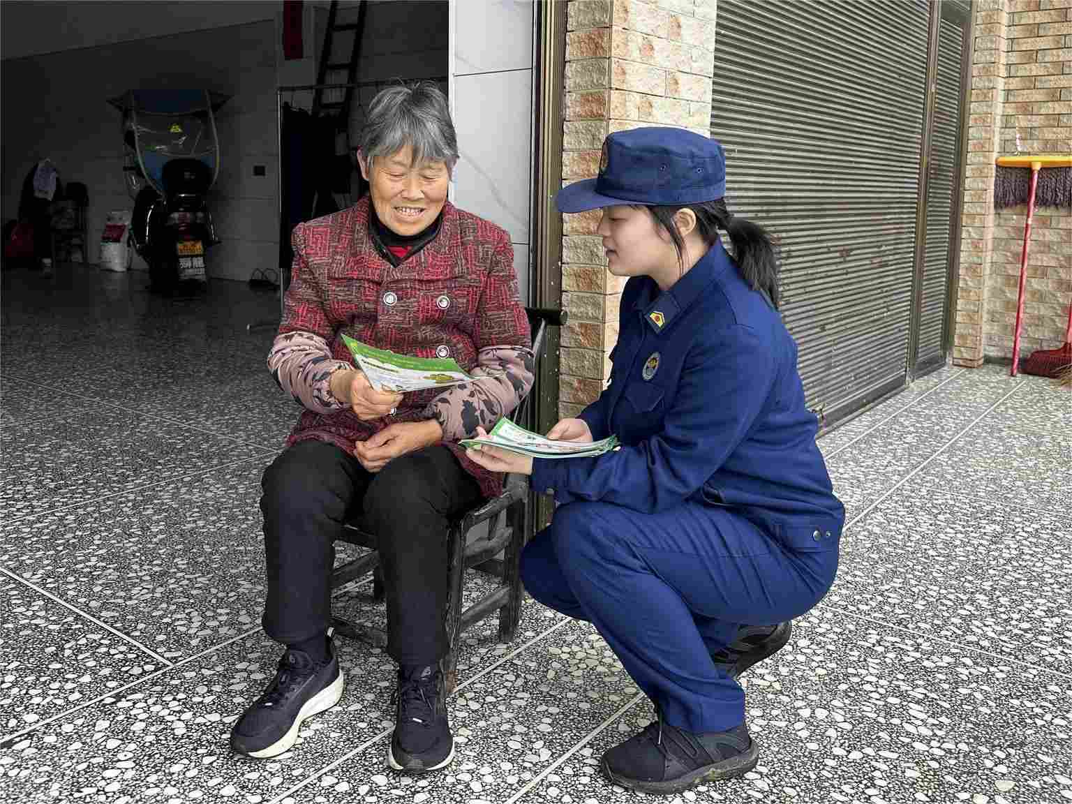 消防救援人员为群众发放宣传资料(单位供图)