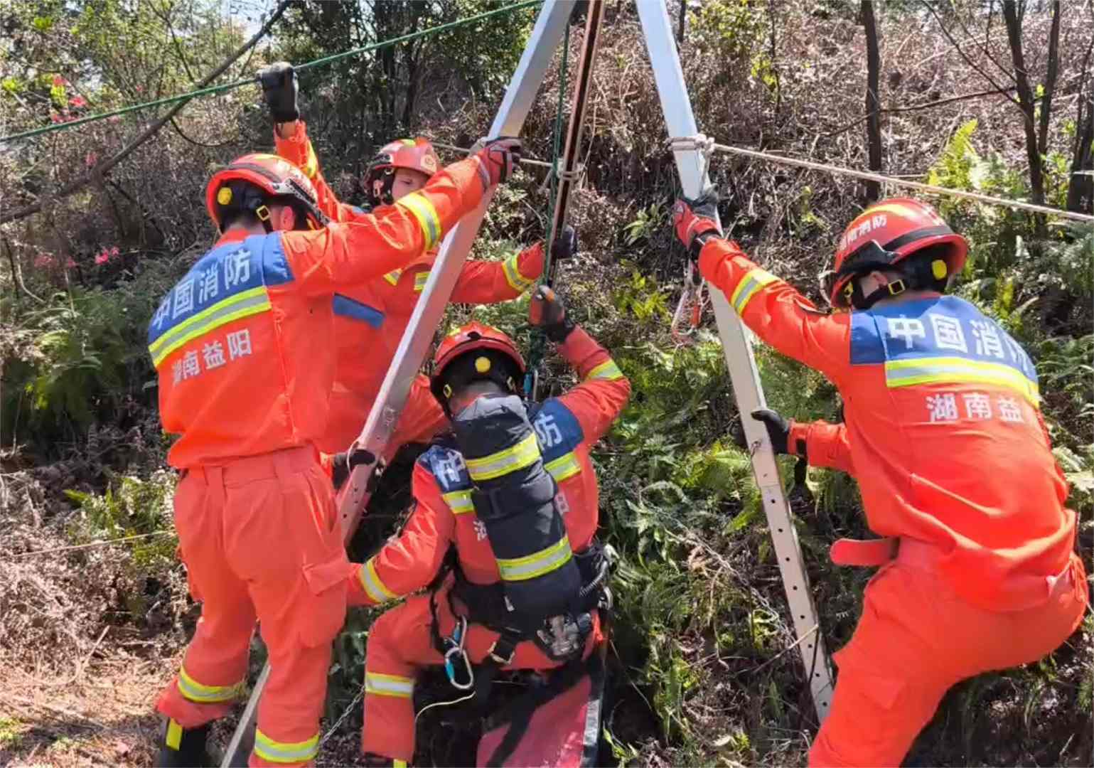 消防救援人员正在使用三脚架牵引系统垂降下井实施救援(单位供图)