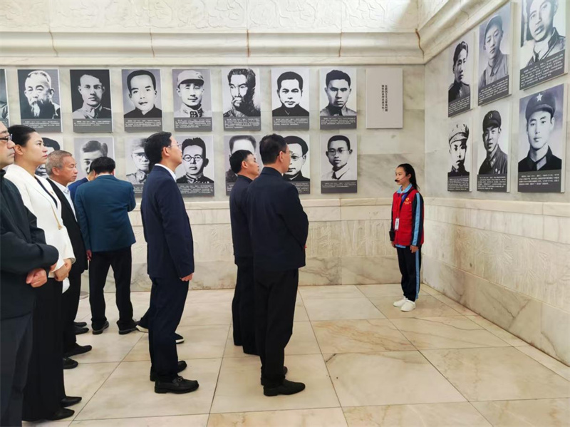 紅色小講解員帶領大家參觀英烈事跡展。羅惟攝