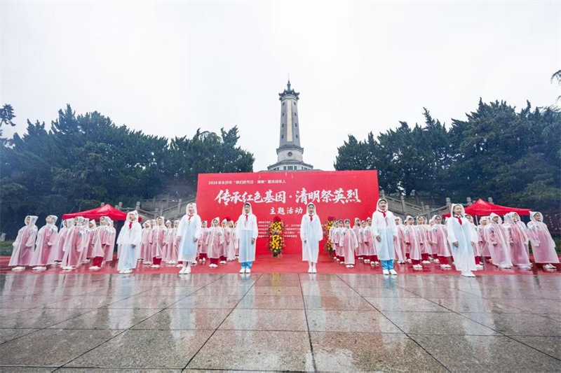 中小學生代表合誦《山河不忘 強國有我》。主辦單位供圖