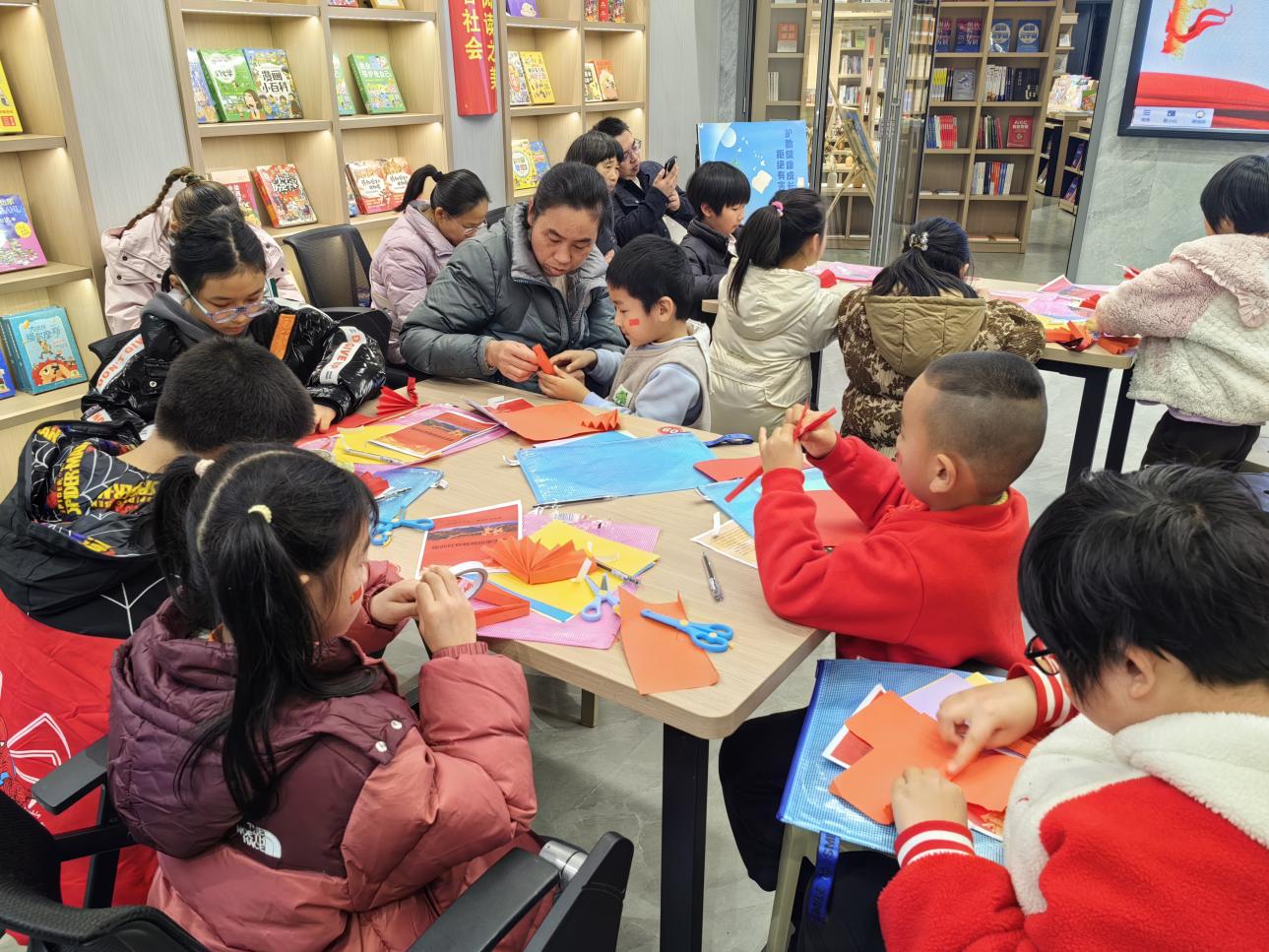 新华书店手工制作活动现场。胡小玉摄