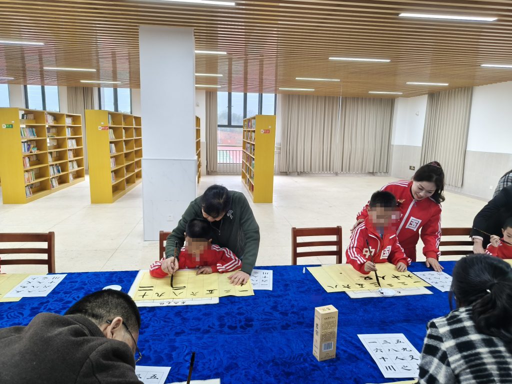 湘阴县书法家协会代表教学生们写毛笔字。 单位供图