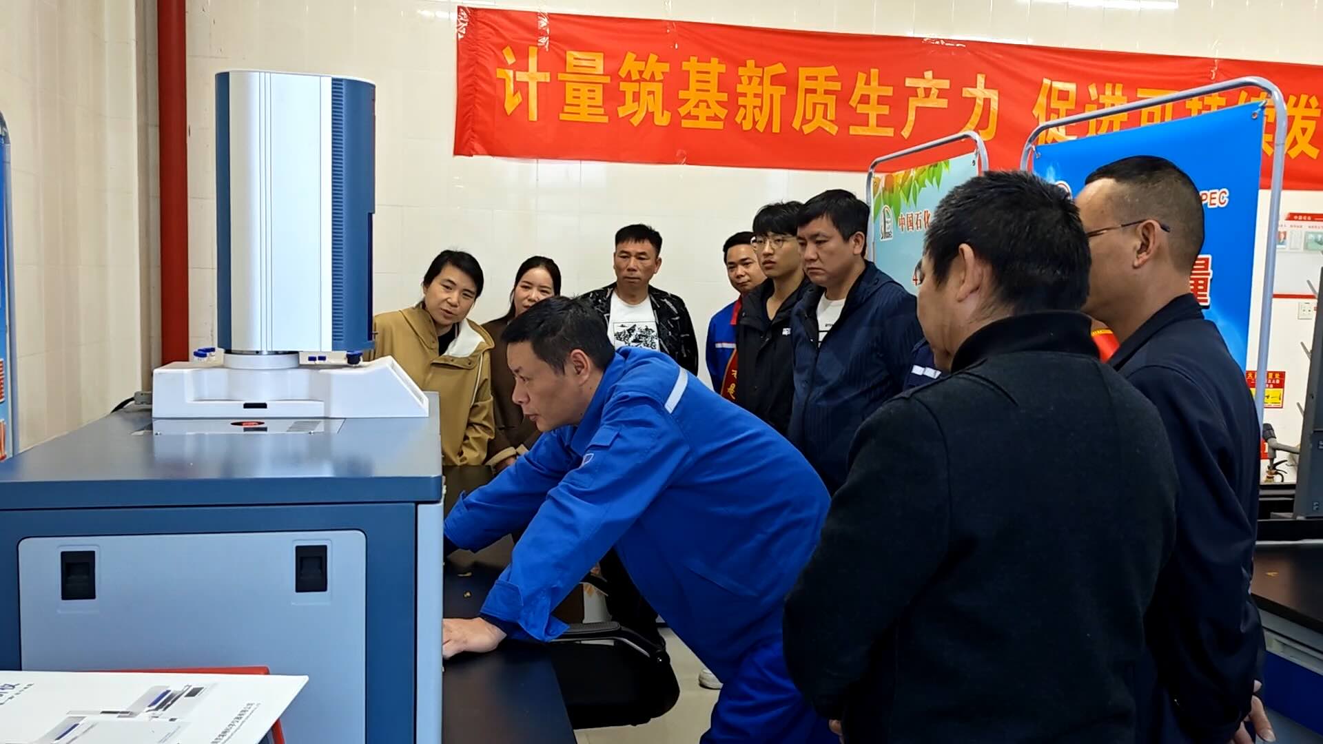 关键岗位人员走进质检室，近距离观摩油品检测全流程。单位供图