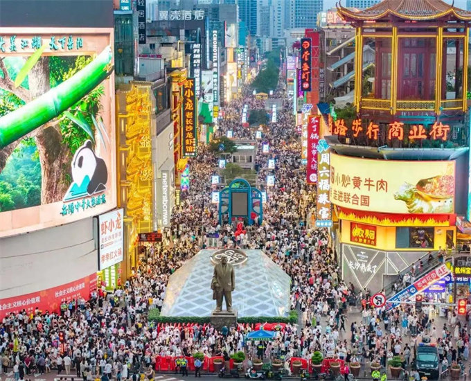 黄兴南路步行街。受访单位供图