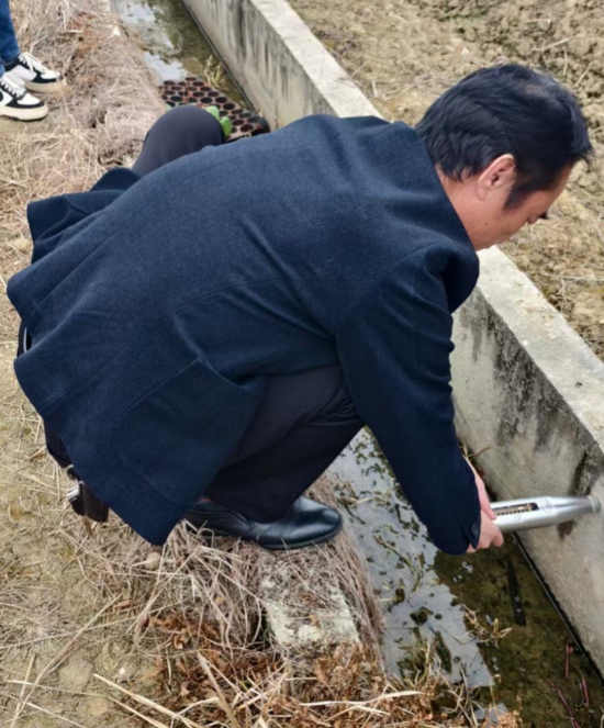 赵世飘用回弹仪测量灌排渠质量。余涛摄