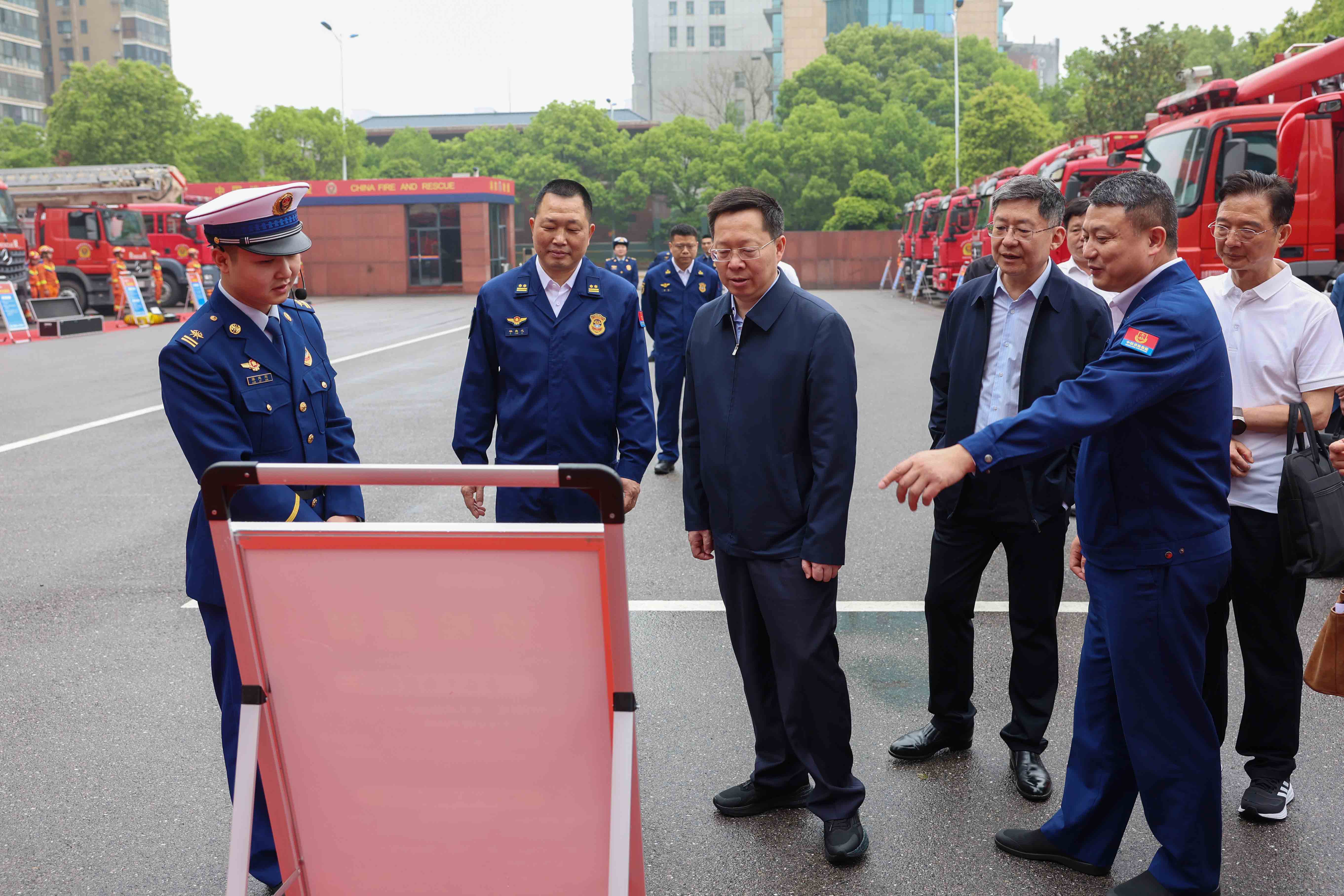 图为观摩消防装备器材展示（单位供图）