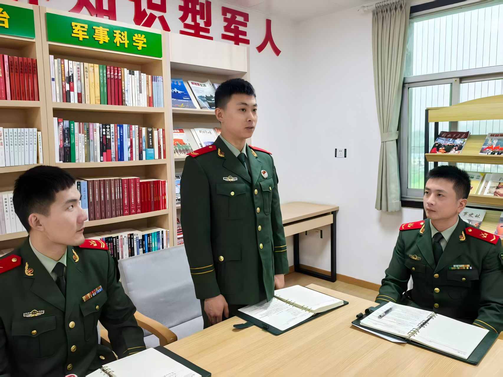官兵们结合国家安全教育日主题展开交流讨论。单位供图