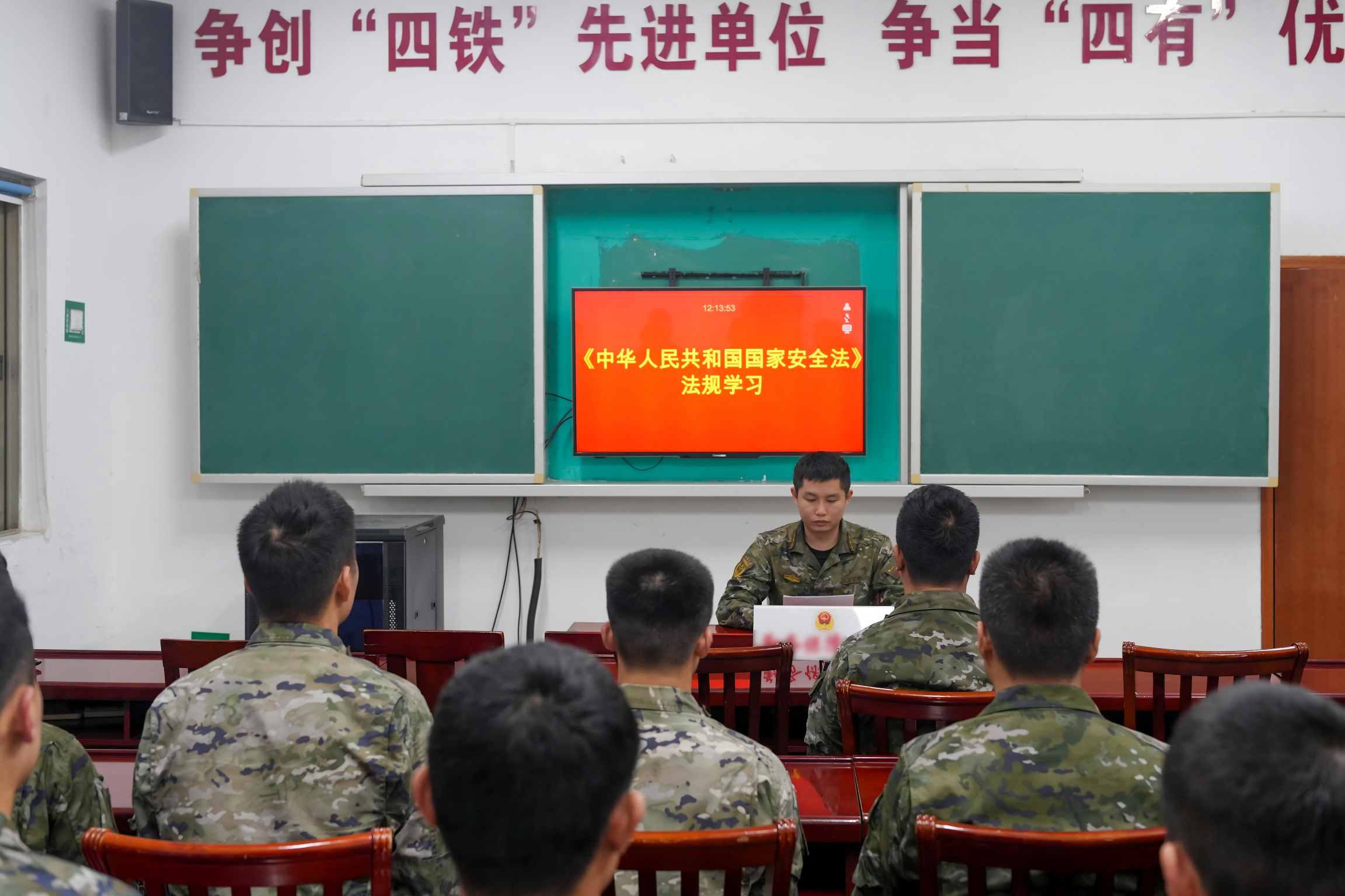官兵们进行《中华人民共和国国家安全法》法规学习。单位供图