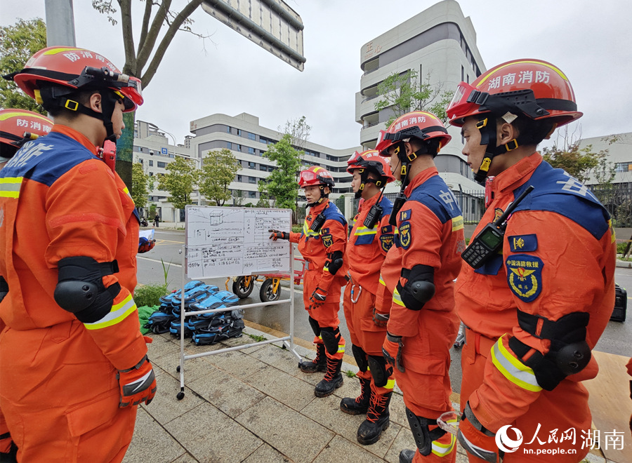 现场讲解救援计划。人民网记者 刘宾摄