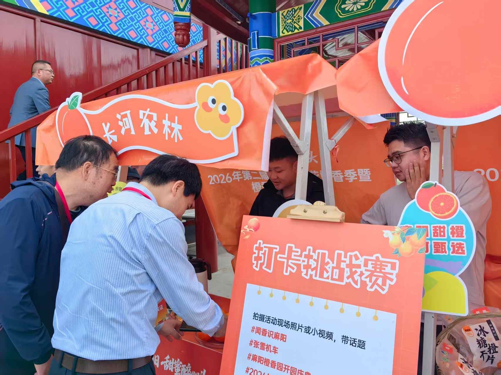 活动现场游客进行产品体验。单位供图