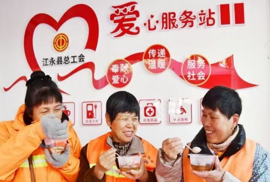 新就业人员在爱心服务站享受免费餐。江永县委组织部供图