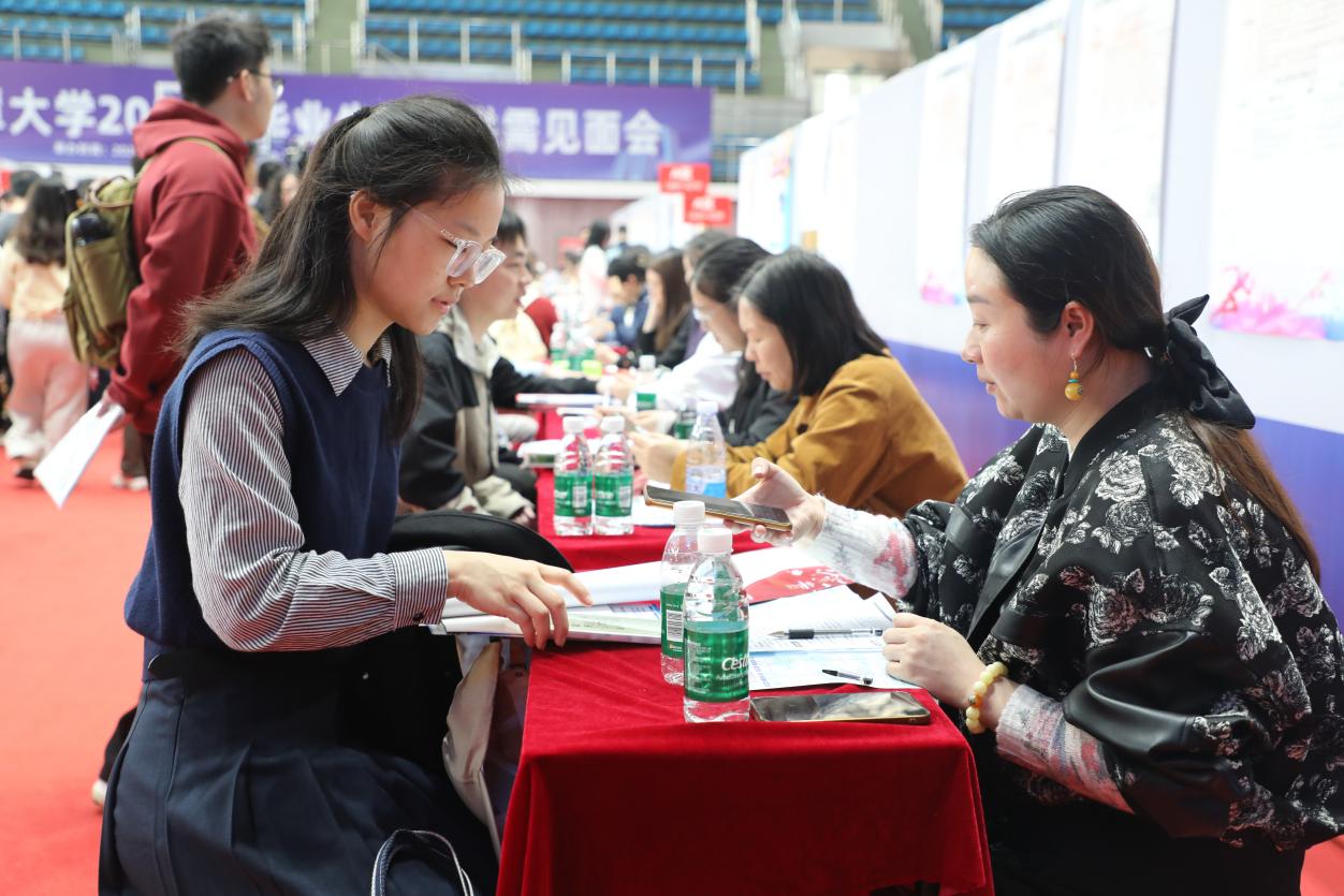 供需见面会现场，学生与HR面对面沟通。单位供图