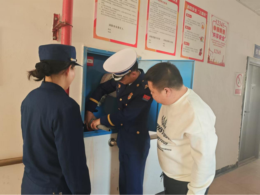 检查消防器材是否完好。受访单位供图