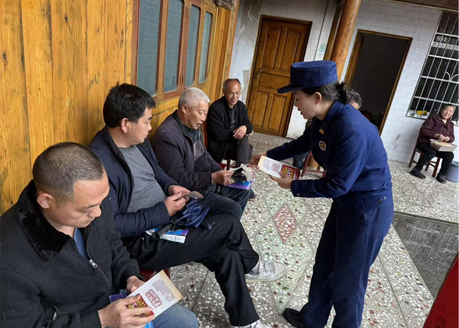 发放防火宣传册。受访单位供图