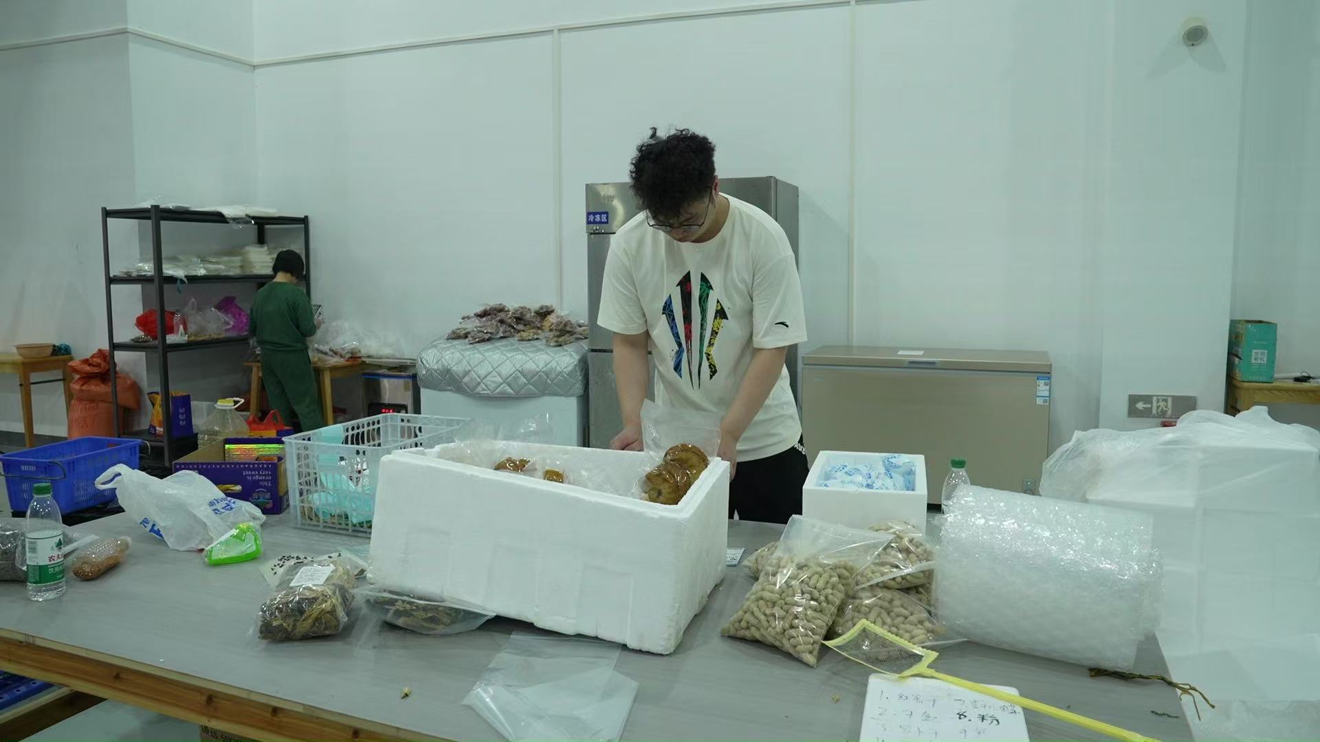 在供销共享云仓库内工作人员正在对下单后的农产品进行打包。受访单位供图