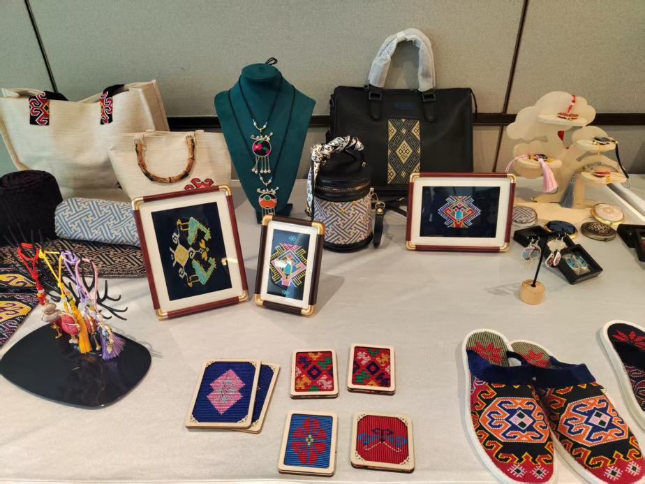 土家织锦展示。罗惟摄