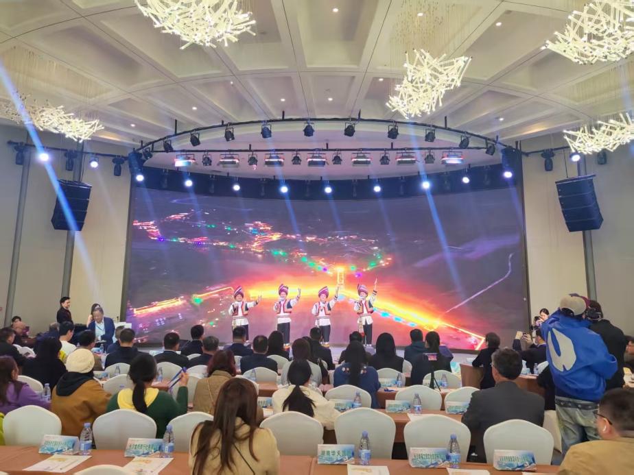 推介会在热情奔放的《土家迎客歌》中启幕。罗惟摄