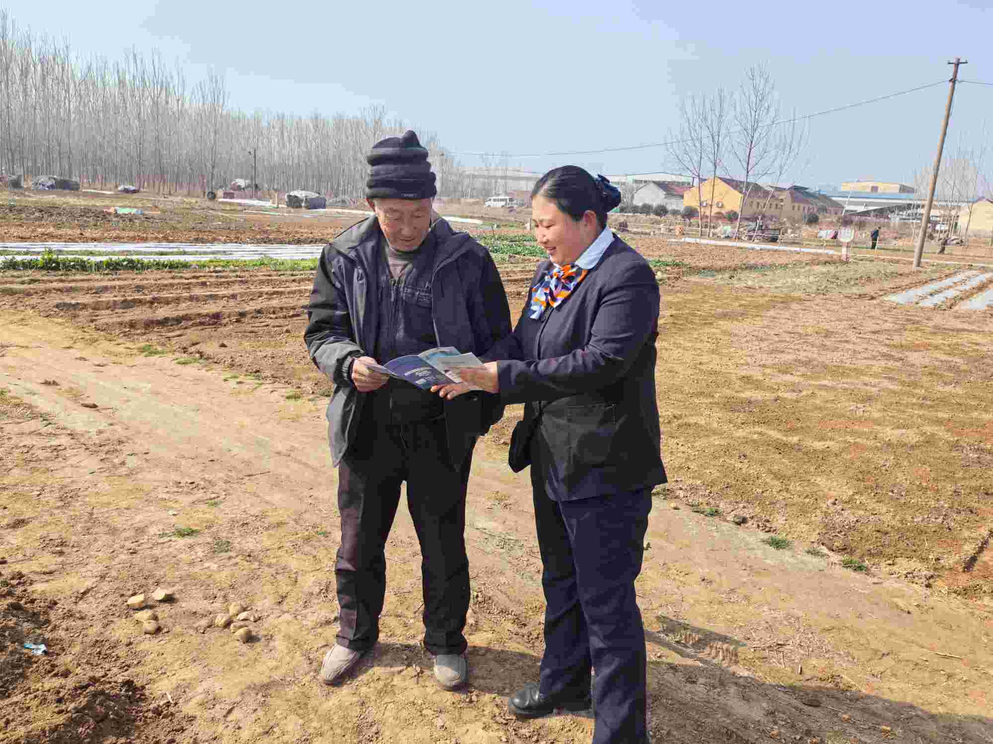 工作人员将金融知识与保险服务送到百姓家门口。单位供图