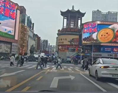 现场拍摄的虚线标识。网友供图
