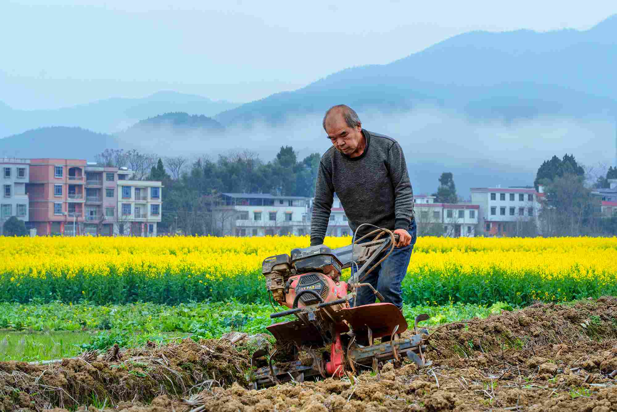 山湾村红白拖拉机在泥泞中犁开新的希望（单位供图）