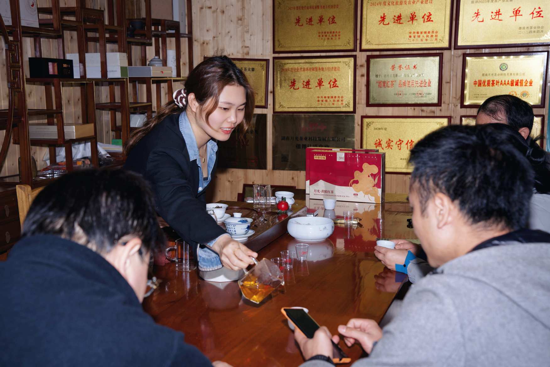 调研组品鉴荣获巴拿马万国博览会金奖的“月光红”。单位供图