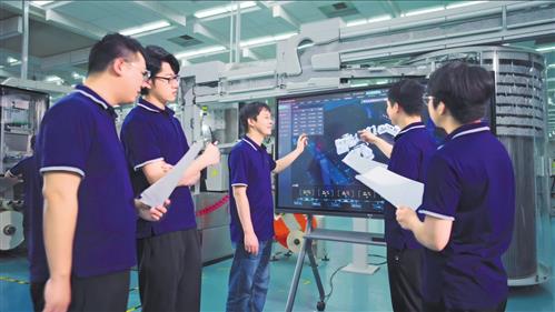 长沙卷烟厂“数智超级充电站”在生产现场开展课题攻坚。长沙卷烟厂供图