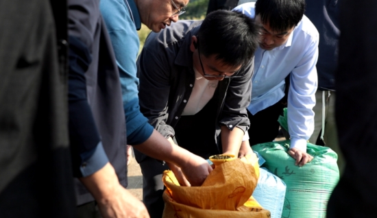 专家进行油菜籽水分测量。杨振民摄