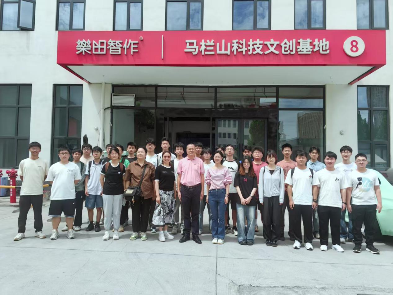 企業導師袁興亮帶領22級自動化1班學生到樂田智作公司參觀學習。單位供圖