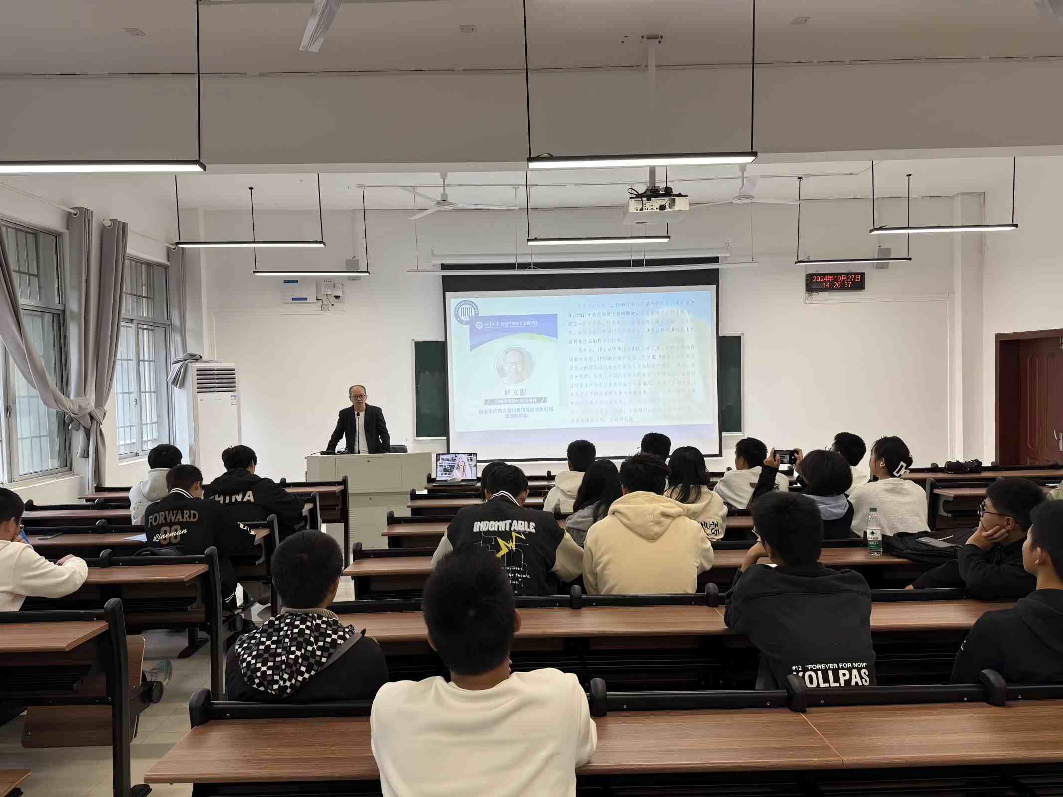 企業導師曠文彬為24級電子4班學生開班會。單位供圖