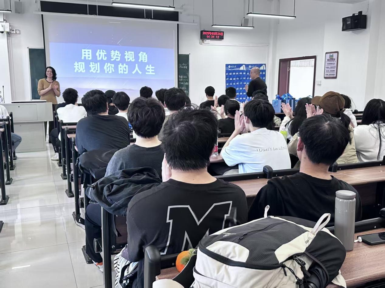 企業導師陳麗紅為22電子信息工程2班學生做人生規劃的報告。單位供圖